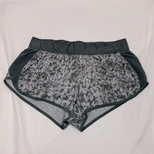Women Under Armour Gray Pattern Lined Heat Gear Fitted Running Short Size Large